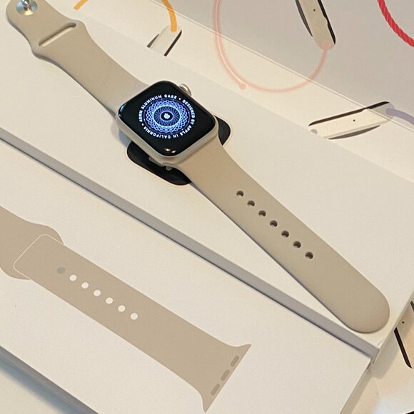 Apple SE 2nd Gen Smartwatch GPS 40mm Starlight Aluminum - Worn Once - Picture 3 of 5